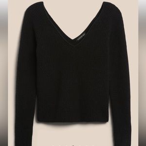 NWT Banana Republic • Wide V-Neck Sweater